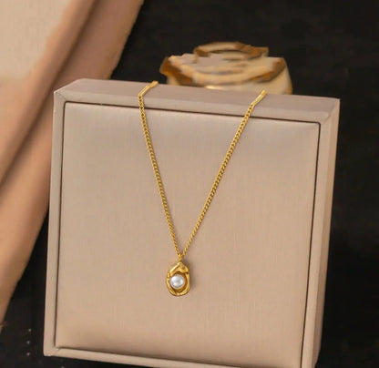 Luna Pearl Pendant Necklace