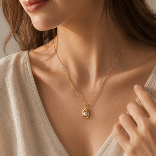 Luna Pearl Pendant Necklace