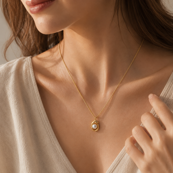 Luna Pearl Pendant Necklace