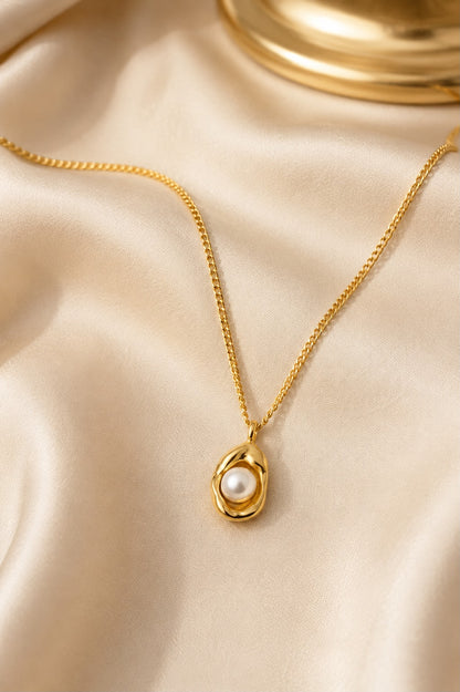 Luna Pearl Pendant Necklace