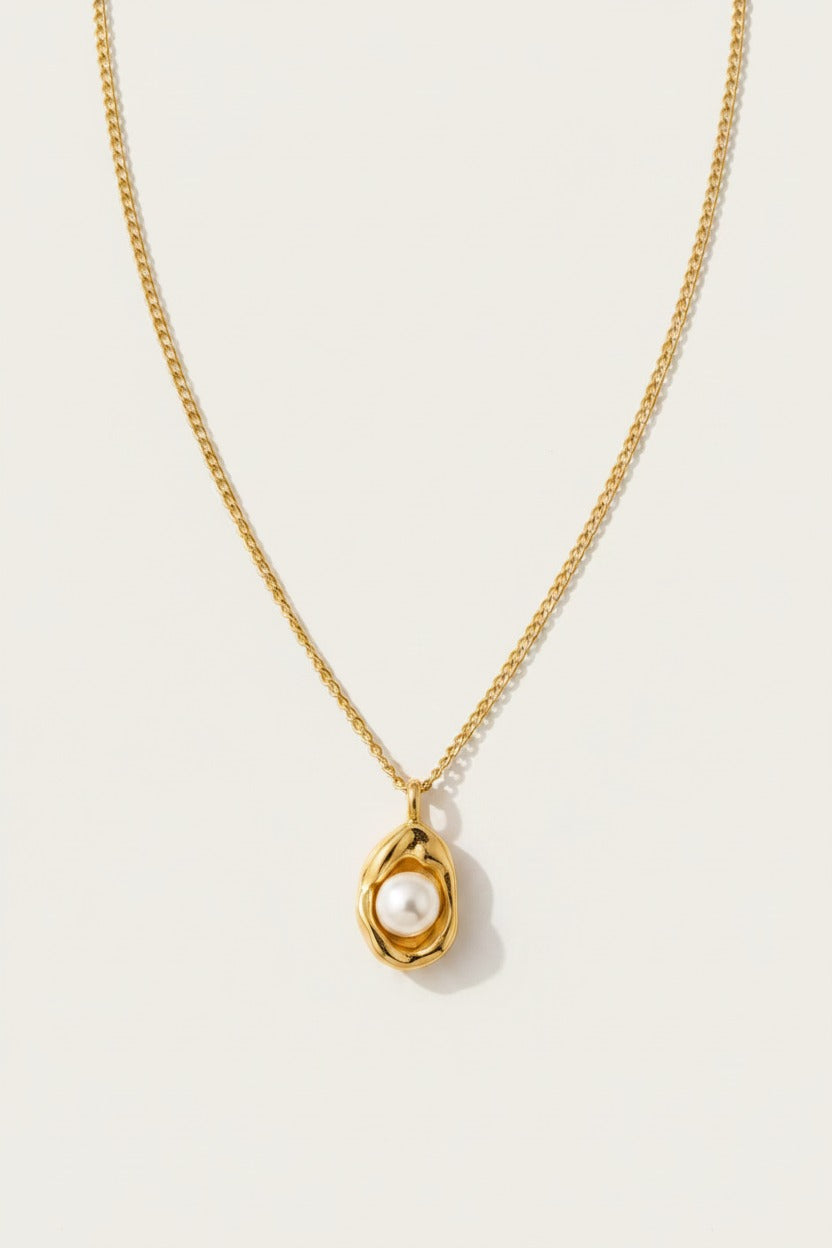 Luna Pearl Pendant Necklace