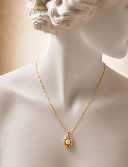 Luna Pearl Pendant Necklace